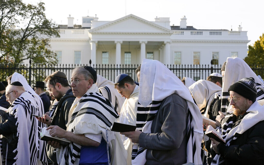 Des personnes soutenant Israël rassemblées devant la Maison Blanche, à Washington, le 14 novembre 2023. (Crédit : Susan Walsh/AP Photo)