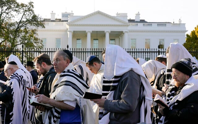 Des personnes soutenant Israël rassemblées devant la Maison Blanche, à Washington, le 14 novembre 2023. (Crédit : Susan Walsh/AP Photo)