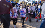 Des femmes portant des vestes avec les visages des otages du Hamas assistent au rassemblement de la Marche pour Israël, au National Mall à Washington, le 14 novembre 2023. (Crédit : Jacquelyn Martin/AP Photo)