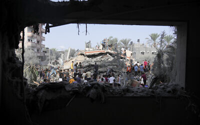 Les Palestiniens recherchent des survivants après, selon eux, une frappe israélienne à Deir Al-Balah, dans la bande de Gaza, le 22 octobre 2023. (Crédit :  AP Photo/Hatem Moussa, File)