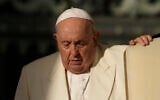 Le pape François arrivant pour son audience générale hebdomadaire, sur la place Saint-Pierre, au Vatican, le 22 novembre 2023. (Crédit : Andrew Medichini/AP Photo)