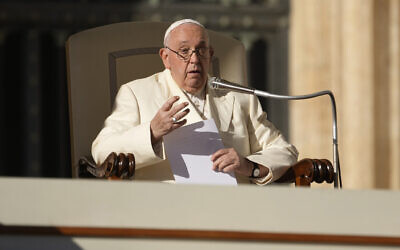 Le pape françois lors de son audience publique hebdomadaire sur la place Saint-Pierre, au Vatican, le 22 novembre 2023. (Crédit : AP Photo/Andrew Medichini)