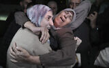 Shuruq Dwayat, à gauche, prisonnière palestinienne libérée par Israël, avec ses proches à son arrivée chez elle dans le quartier Sur Bahar de Jérusalem-Est, le 26 novembre 2023. (Crédit : AP Photo/Mahmoud Illean)