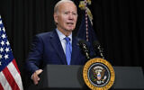 Le président Joe Biden s'adressant aux journalistes au sujet des otages libérés par le Hamas lors d'une troisième série de libérations dans le cadre d'un accord de cessez-le-feu de quatre jours entre Israël et le Hamas, à Nantucket, dans le Massachusetts, le 26 novembre 2023. (Crédit : Stephanie Scarbrough/AP Photo)