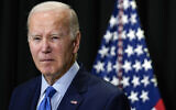 Le président Joe Biden s'adressant aux journalistes au sujet des otages libérés par le Hamas lors d'une troisième série de libérations dans le cadre d'un accord de cessez-le-feu entre Israël et le Hamas, à Nantucket, dans le Massachusetts, le 26 novembre 2023. (Crédit : Stephanie Scarbrough/AP Photo)