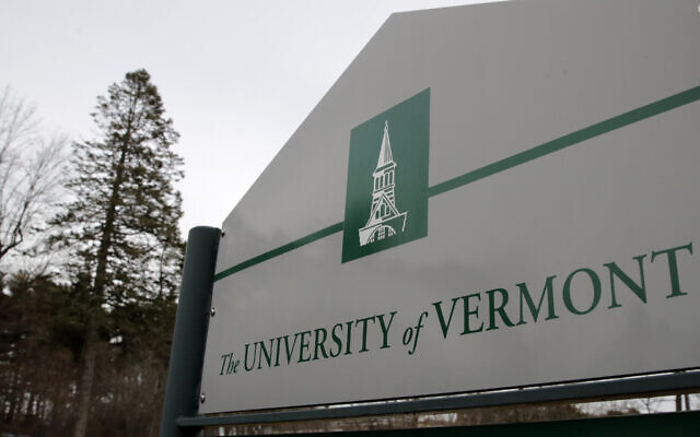 Un panneau sur le campus de l'Université du Vermont, à Burlington, Vermont, le 11 mars 2020. (Crédit : Charles Krupa/AP Photo) Un panneau sur le campus de l'Université du Vermont, à Burlington, Vermont, le 11 mars 2020. (Crédit : Charles Krupa/AP Photo)