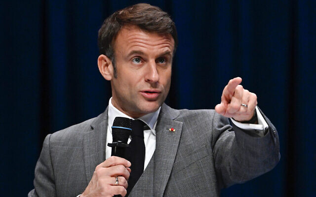 Le président français Emmanuel Macron prononçant son discours lors de la 18e édition des assises françaises de l'économie maritime, à Nantes, le 28 novembre 2023. (Crédit : Damien Meyer/Pool via AP) Le président français Emmanuel Macron prononçant son discours lors de la 18e édition des assises françaises de l'économie maritime, à Nantes, le 28 novembre 2023. (Crédit : Damien Meyer/Pool via AP)