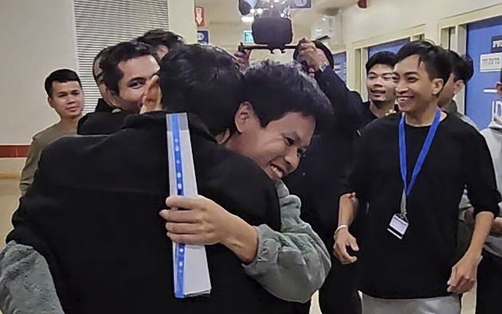 Sur cette photo fournie par le ministère thaïlandais des Affaires étrangères, des otages thaïlandais, précédemment libérés, serrent dans leurs bras leurs compatriotes nouvellement libérés au centre médical Shamir en Israël, le 28 novembre 2023.( Crédit : ministère thaïlandais des Affaires étrangères via AP)