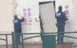 Des policiers du Raincy vus arrachant des affiches pour les otages, au Raincy, en octobre 2023. (Crédit : Riveline / Twitter)