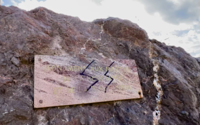 Un tag représentant les initiales de la Schutzstaffel sur une plaque commémorant les martyrs de la Résistance, à Sète, le 6 novembre 2023. (Crédit : Mairie de Sète)