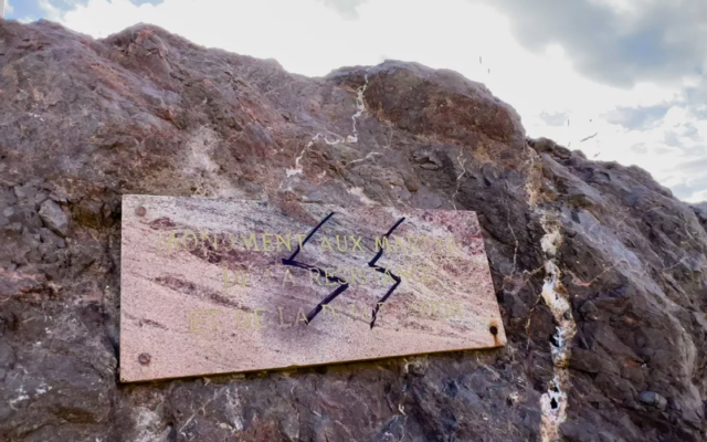 Un tag représentant les initiales de la Schutzstaffel sur une plaque commémorant les martyrs de la Résistance, à Sète, le 6 novembre 2023. (Crédit : Mairie de Sète)