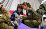 Naveh Shoham, à son arrivée en Israël après 50 jours de captivité dans la bande de Gaza, où il était détenu par le Hamas avec sa sœur Yahel, 3 ans, sa mère Adi et sa grand-mère Shoshan Haran, 67 ans, le 25 novembre 2023. (Crédit : Autorisation)