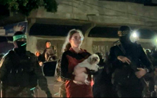 Mia Leimberg, 17 ans, alors qu'elle est transférée à la Croix-Rouge dans le cadre d'un accord d'échange d'otages entre Israël et le Hamas, à Gaza, le 28 novembre 2023. (Crédit : Capture d'écran)