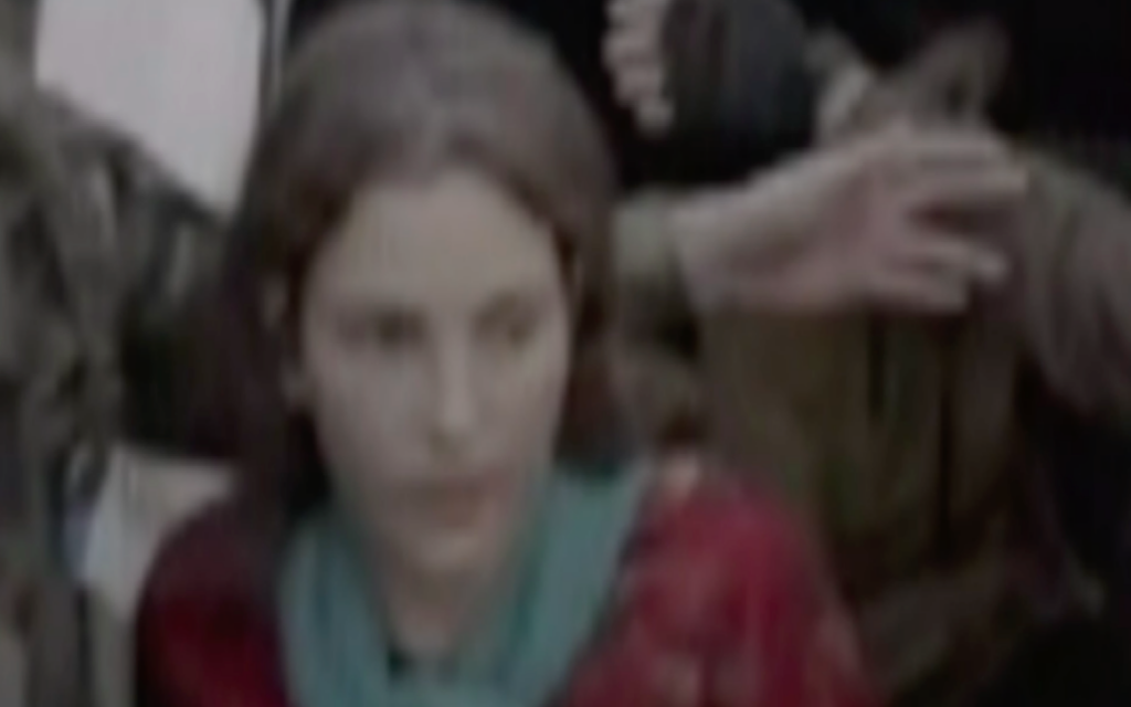 L'otage israélienne Amit Soussana transférée à la Croix-Rouge par des terroristes du Hamas, dans la ville de Gaza, avant son retour en Israël, le 30 novembre 2023. (Capture d'écran)