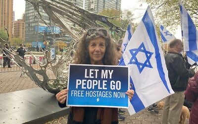 Charlene Frank, une retraitée juive américaine qui est maintenant une activiste à plein temps au nom des otages détenus à Gaza par les terroristes palestiniens, tenant une pancarte appelant le Hamas à libérer les otages lors d'une manifestation devant les Nations unies, à New York, le 7 novembre 2023. (Crédit : Sarah Rosen)