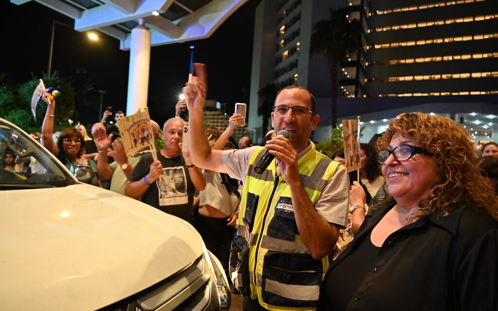Yehudit Oliel Malca, à droite, et Elad Kalimi animant une célébration tardive de Simhat Torah pour les résidents de Sderot, à Eilat, en Israël, le 31 octobre 2023. (Crédit : Canaan Lidor/Times of Israel) Yehudit Oliel Malca, à droite, et Elad Kalimi animant une célébration tardive de Simhat Torah pour les résidents de Sderot, à Eilat, en Israël, le 31 octobre 2023. (Crédit : Canaan Lidor/Times of Israel)