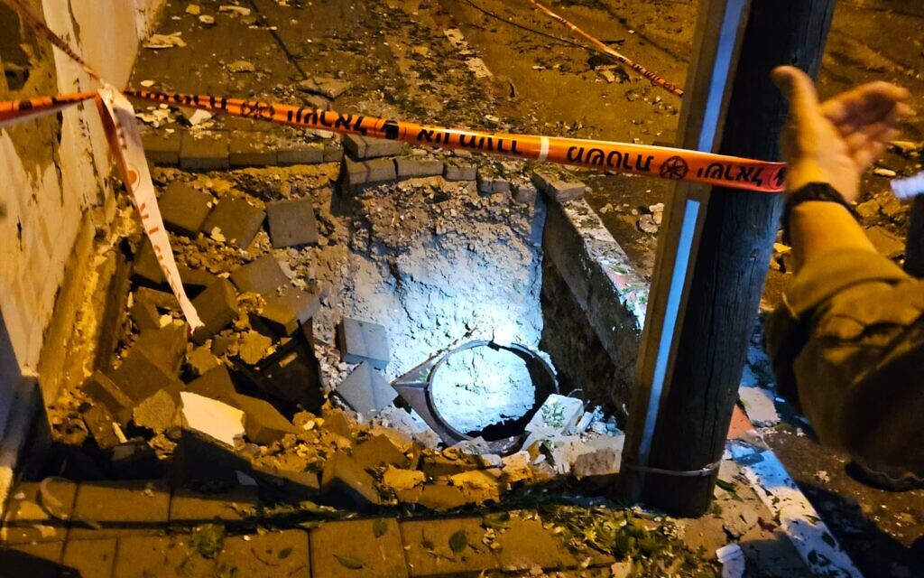 Scène de l'impact d'une roquette, à Tel Aviv, le 14 novembre 2023. (Autorisation)