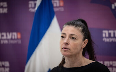 La cheffe du parti Avoda, la députée Merav Michaeli dirigeant une réunion de faction à la Knesset, le 17 juillet 2023. (Crédit : Chaïm Goldberg/Flash90)