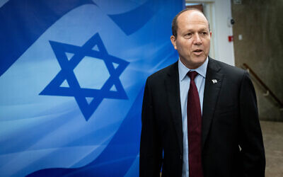 Nir Barkat, ministre de l'Économie et de l'Industrie, au bureau du Premier ministre, à Jérusalem, le 10 septembre 2023. (Crédit : Chaïm Goldberg/Flash90)