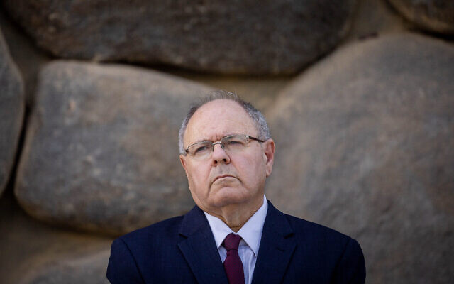 Le directeur de Yad Vashem, Dani Dayan, lors d'une visite du ministre britannique des Affaires étrangères, James Cleverly, au musée de la Shoah de Yad Vashem, à Jérusalem, le 11 septembre 2023. (Crédit : Yonatan Sindel/Flash90) Le directeur de Yad Vashem, Dani Dayan, lors d'une visite du ministre britannique des Affaires étrangères, James Cleverly, au musée de la Shoah de Yad Vashem, à Jérusalem, le 11 septembre 2023. (Crédit : Yonatan Sindel/Flash90)