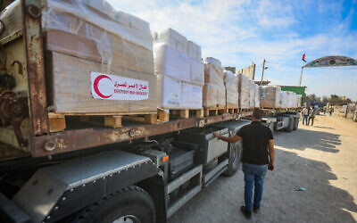 Des camions d'aide humanitaire arrivant du côté palestinien du poste-frontière de Rafah avec l'Égypte, dans le sud de la bande de Gaza, le 21 octobre 2023. (Crédit : Atia Mohammed/Flash90)