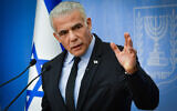 Le chef de l'opposition Yaïr Lapid lors d'une conférence de presse, à Tel Aviv, le 26 octobre 2023. (Crédit : Avshalom Sassoni/Flash90)