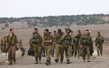 Des réservistes de l'armée israélienne lors d'un entraînement militaire, sur le plateau du Golan, au nord d'Israël, le 30 octobre 2023. (Crédit : David Cohen/Flash90)