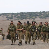 Des réservistes de l'armée israélienne lors d'un entraînement militaire, sur le plateau du Golan, au nord d'Israël, le 30 octobre 2023. (Crédit : David Cohen/Flash90)