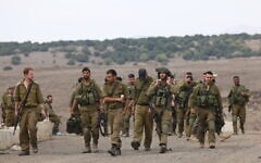 Des réservistes de l'armée israélienne lors d'un entraînement militaire, sur le plateau du Golan, au nord d'Israël, le 30 octobre 2023. (Crédit : David Cohen/Flash90)