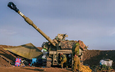 L'artillerie de Tsahal stationnée près de la frontière avec le Liban, au nord d'Israël, le 2 novembre 2023. (Crédit : Ayal Margolin/Flash90) L'artillerie de Tsahal stationnée près de la frontière avec le Liban, au nord d'Israël, le 2 novembre 2023. (Crédit : Ayal Margolin/Flash90)