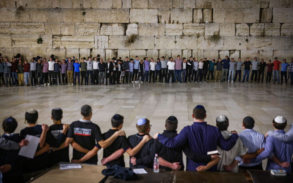 Des personnes priant pour les victimes de l'assaut du Hamas du 7 octobre, au mur Occidental, dans la Vieille Ville de Jérusalem, le 7 novembre 2023. (Crédit : Chaïm Goldberg/Flash90)