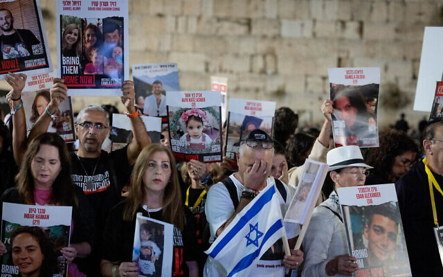 Proches et amis assistent à une cérémonie en hommage aux Israéliens otages des terroristes du Hamas à Gaza, un mois après le massacre du 7 octobre, au mur Occidental, dans la Vieille Ville de Jérusalem, le 7 novembre 2023. (Crédit : Chaim Goldberg/Flash90)