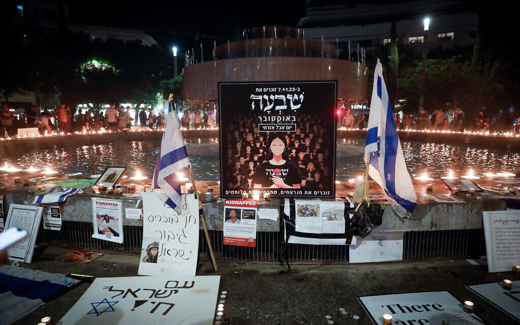 Des Israéliens rassemblés et allumant des bougies pour marquer le premier mois depuis le massacre du Hamas, sur le Kikar Dizengoff, à Tel Aviv, le 7 novembre 2023. (Crédit : Miriam Alster/Flash90)