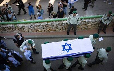 La famille et les amis assistant aux funérailles de la sergente Rose Ida Lubin, au cimetière militaire du Mont Herzl, à Jérusalem, le 9 novembre 2023. (Crédit : Yonatan Sindel/Flash90)
