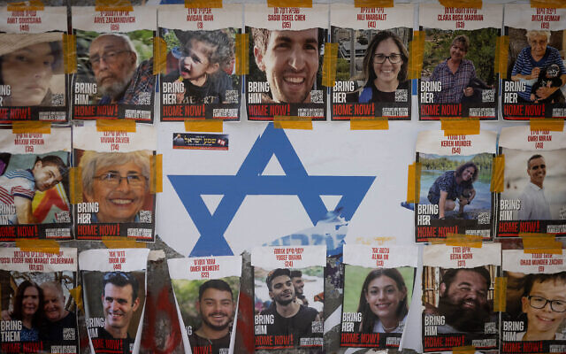 Des affiches montrant les visages des civils retenus en otage par les terroristes du Hamas à Gaza sur un mur de Jérusalem, le 14 novembre 2023. (Crédit : Chaim Goldberg/Flash90) Des affiches montrant les visages des civils retenus en otage par les terroristes du Hamas à Gaza sur un mur de Jérusalem, le 14 novembre 2023. (Crédit : Chaim Goldberg/Flash90)