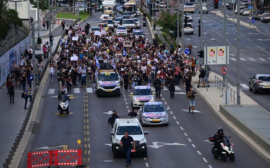Des Israéliens entamant une marche de plusieurs jours à Tel Aviv en direction de la Knesset à Jérusalem, appelant à la libération des Israéliens retenus en otage par des terroristes à Gaza, le 14 novembre 2023. (Crédit : Tomer Neuberg/Flash90)