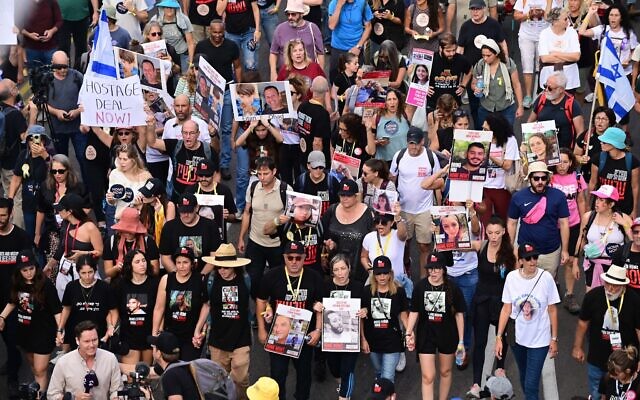 Des Israéliens entamant une marche de plusieurs jours à Tel Aviv en direction de la Knesset à Jérusalem, appelant à la libération des Israéliens retenus en otage par des terroristes à Gaza, le 14 novembre 2023. (Crédit : Tomer Neuberg/Flash90) Des Israéliens entamant une marche de plusieurs jours à Tel Aviv en direction de la Knesset à Jérusalem, appelant à la libération des Israéliens retenus en otage par des terroristes à Gaza, le 14 novembre 2023. (Crédit : Tomer Neuberg/Flash90)