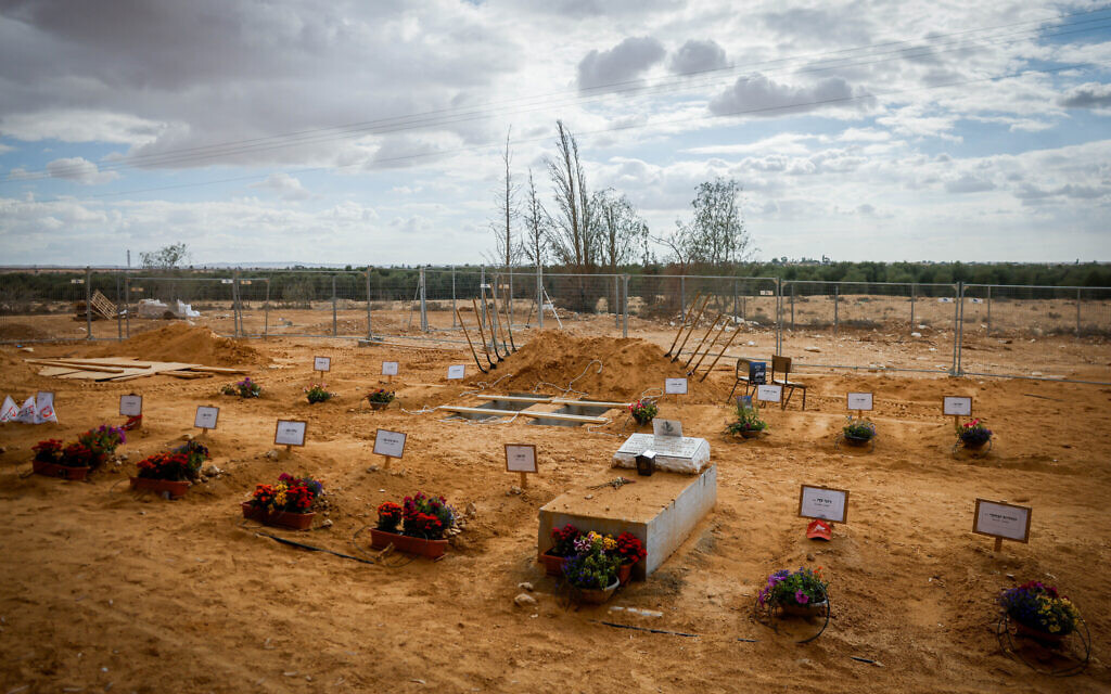 Les tombes des résidents du kibboutz Beeri qui ont été assassinés par des terroristes du Hamas le 7 octobre, au kibboutz Revivim, dans le sud d'Israël, le 15 novembre 2023. (Crédit : Chaïm Goldberg/Flash90)