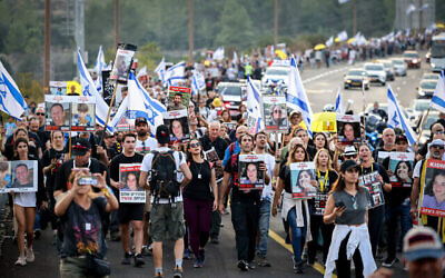Des familles d'Israéliens pris en otage par les terroristes du Hamas, à Gaza, défilent avec des centaines de manifestants en direction de la Knesset, à Jérusalem, dans le cadre d'une manifestation appelant à la libération immédiate des otages, près de Jérusalem, le 17 novembre 2023. (Crédit : Yonatan Sindel/Flash90)