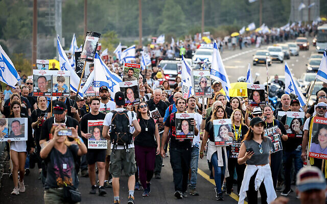 Des familles d'Israéliens pris en otage par les terroristes du Hamas, à Gaza, défilent avec des centaines de manifestants en direction de la Knesset, à Jérusalem, dans le cadre d'une manifestation appelant à la libération immédiate des otages, près de Jérusalem, le 17 novembre 2023. (Crédit : Yonatan Sindel/Flash90) Des familles d'Israéliens pris en otage par les terroristes du Hamas, à Gaza, défilent avec des centaines de manifestants en direction de la Knesset, à Jérusalem, dans le cadre d'une manifestation appelant à la libération immédiate des otages, près de Jérusalem, le 17 novembre 2023. (Crédit : Yonatan Sindel/Flash90)