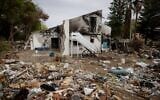 La maison de Pessi Cohen où les restes de Liel Hetzroni, 12 ans, ont été découverts au kibboutz Beeri, près de la frontière séparant Israël et Gaza, dans le sud d'Israël, le 19 novembre 2023. (Crédit :  Chaim Goldberg/Flash90)