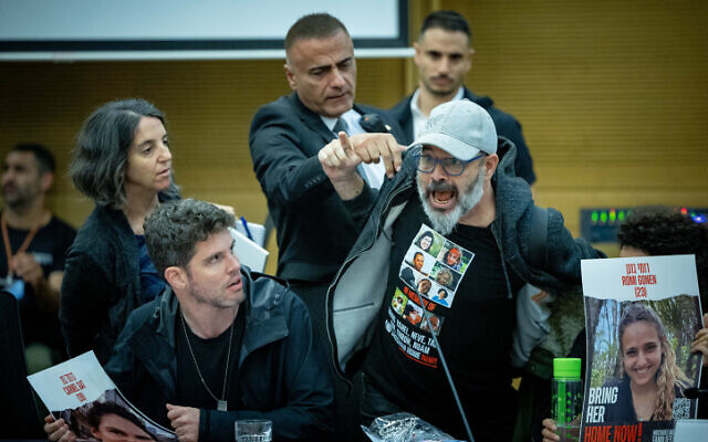 Des Israéliens dont des proches des otages enlevés par des terroristes du Hamas à Gaza assistant à une audience de la commission de la Sécurité nationale de la Knesset, le 20 novembre 2023. (Crédit : Yonatan Sindel/Flash90)