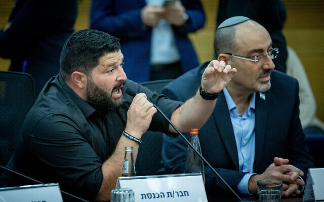 Le député Almog Cohen du parti d’extrême droite Otzma Yehudit s'exprimant lors d'une audience de la commission de la Sécurité nationale de la Knesset, le 20 novembre 2023. (Crédit : Yonatan Sindel/Flash90)