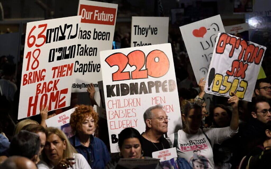 Des Israéliens, dont les familles des otages de Gaza, assistant au rassemblement des « 50 jours d'enfer » en soutien aux otages détenus par le Hamas, devant la « Place des Otages » près du Musée d'art de Tel Aviv, le 25 novembre 2023. (Crédit : Gili Yaari/FLASH90)