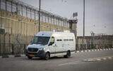 Des véhicules transportant des condamnés palestiniens pour terroristes qui vont être libérés dans le cadre d'un accord entre Israël et le Hamas arrive à la prison d'Ofer, le 25 novembre 2023. (Crédit : Jamal Awad/Flash90)