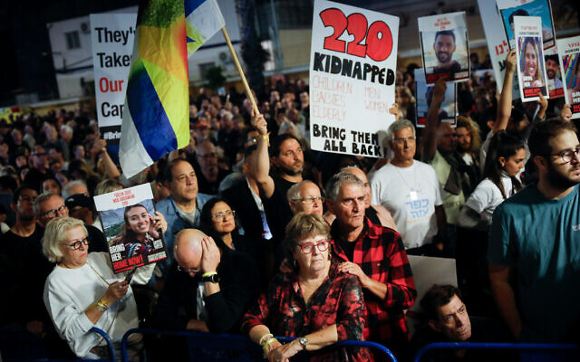 Des Israéliens participant à un rassemblement appelant à la libération des Israéliens retenus en otage à Gaza, à Tel Aviv, le 25 novembre 2023. (Crédit : Miriam Alster/Flash90)