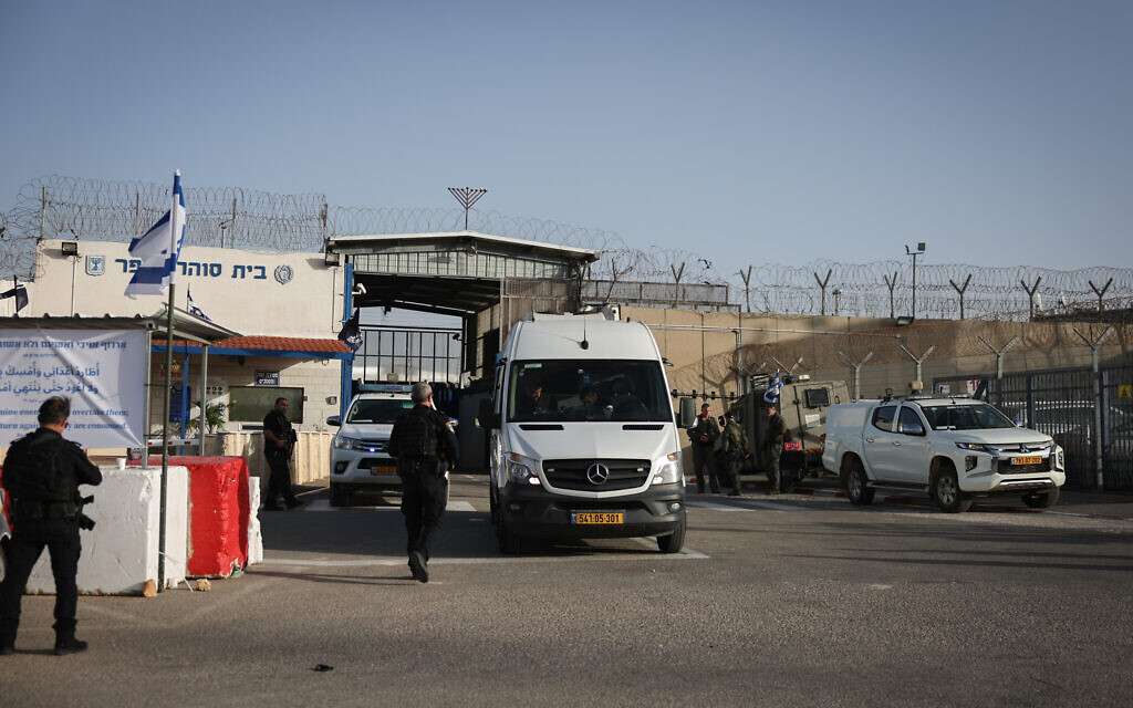 Des véhicules transportant des condamnés terroristes palestiniens incarcérés pour atteinte à la sécurité en Israël qui seront libérés en échange d'otages israéliens détenus par le Hamas arrivant à la prison d'Ofer, à l'extérieur de Jérusalem, le 26 novembre 2023. (Crédit : Yonatan Sindel/Flash90)