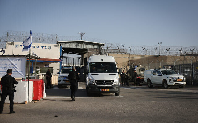 Des véhicules transportant des condamnés terroristes palestiniens incarcérés pour atteinte à la sécurité en Israël qui seront libérés en échange d'otages israéliens détenus par le Hamas arrivant à la prison d'Ofer, à l'extérieur de Jérusalem, le 26 novembre 2023. (Crédit : Yonatan Sindel/Flash90)