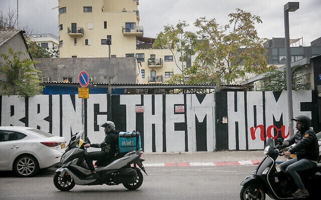 Fresque murale dans le quartier de Florentine, dans le sud de Tel-Aviv, demandant la libération des otages israéliens du Hamas à Gaza, le 28 novembre 2023. (Crédit : Miriam Alster/FLASH90) Fresque murale dans le quartier de Florentine, dans le sud de Tel-Aviv, demandant la libération des otages israéliens du Hamas à Gaza, le 28 novembre 2023. (Crédit : Miriam Alster/FLASH90)