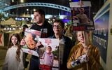 Yocheved Lifshitz (au centre) libérée en octobre des geôles du Hamas, manifestant aux côtés de membres de sa famille, pour la libération des otages restants, dont son époux, Oded, à Tel Aviv, le 28 novembre 2023. (Crédit : Tomer Neuberg/Flash90)